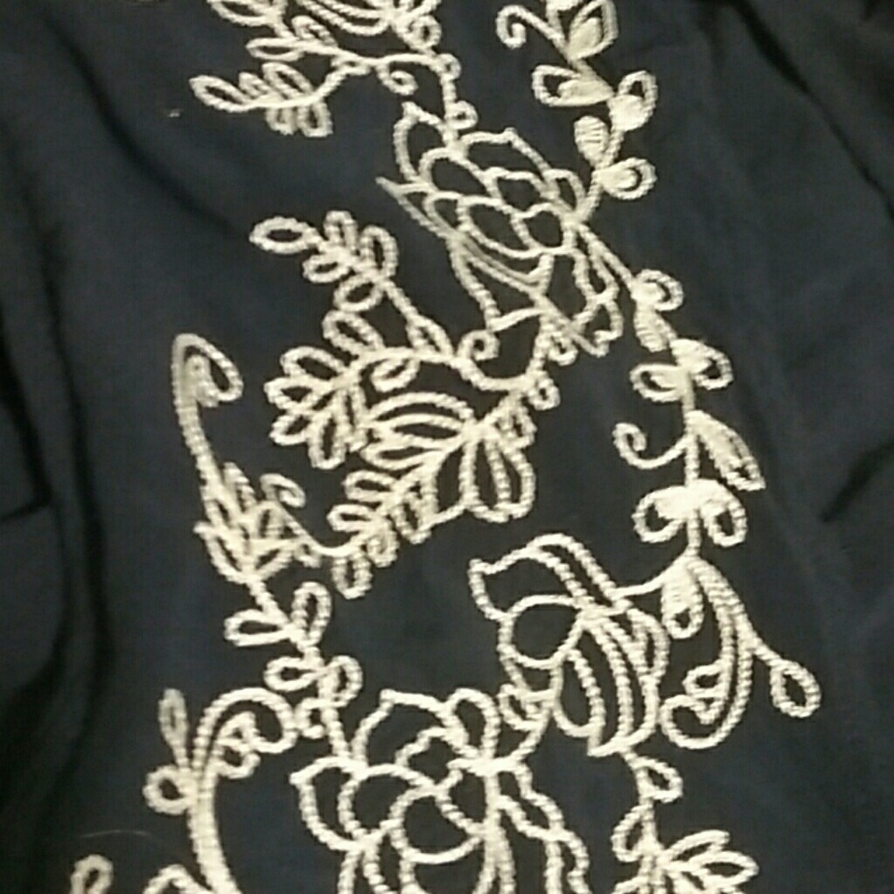 Beautiful blouse - Picture 2 of 3